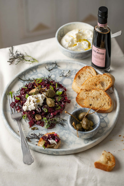 Tartaar van geroosterde biet met appelkappertjes en burrata