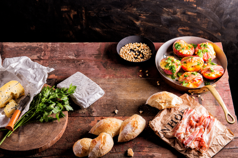 Gegratineerde perziken met spek en blue d'Evert