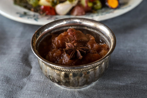 Zelfgemaakte appelmoes met kaneel, steranijs en kardemom