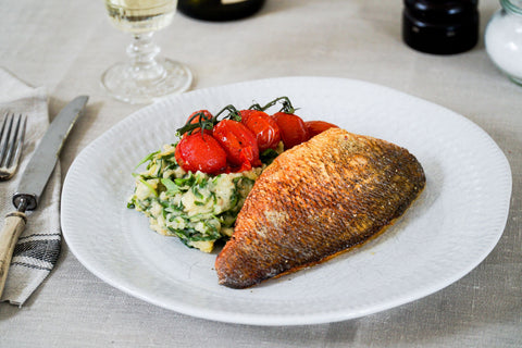 Op de huid gebakken zeebaars met een lente stamppotje