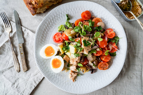 Salade niçoise met tuinbonen, ei en zuurdesem