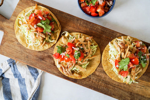 Pulled chicken taco's met pico de gallo en spitskool salade