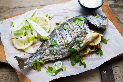 Gegrilde dorade met dragon crème fraiche en venkelsalade