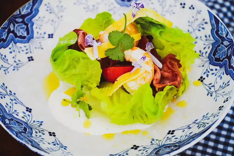 Salade van gebakken langoustine, gasconne rundertong, gekookte bietjes en zure room