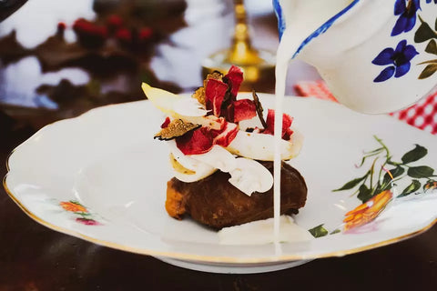 Zacht gegaarde varkenswang met aardpeer, truffel en rauwe paddestoelen