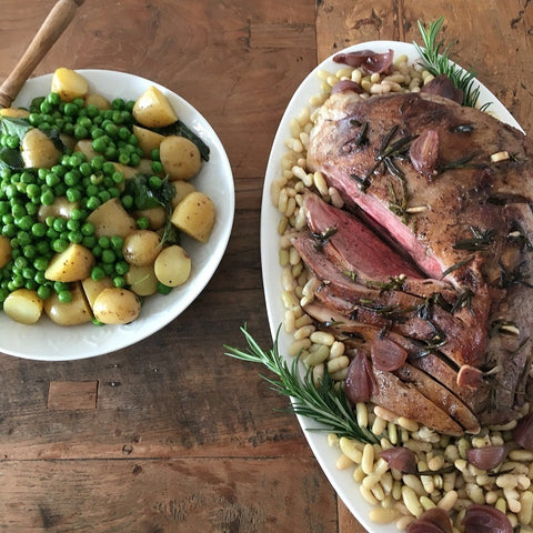 Gegrilde lamsbout met knoflook en rozemarijn