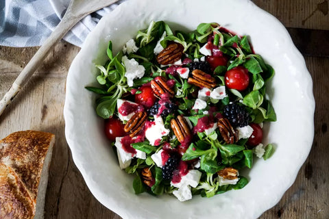 Zomerse salade met bramen, gekarameliseerde pecannoten en geitenkaas