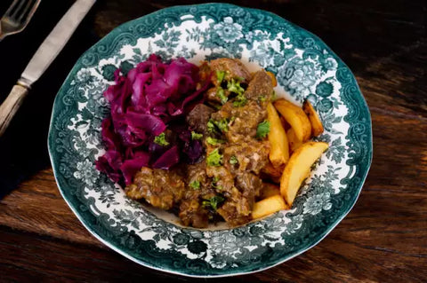 Hertenstoofvlees met rode kool en rozemarijn aardappeltjes