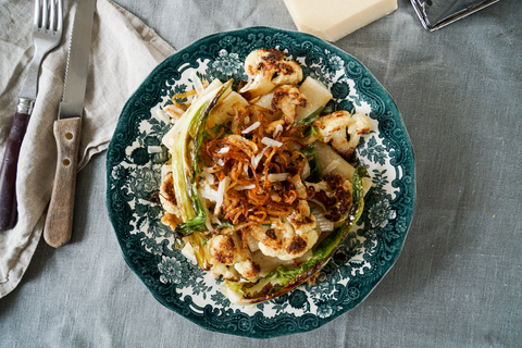 Pasta met walnoot-dragonsaus, knapperige ui en bloemkool