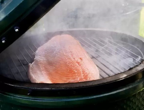 Gerookte zalmzijde van de barbecue