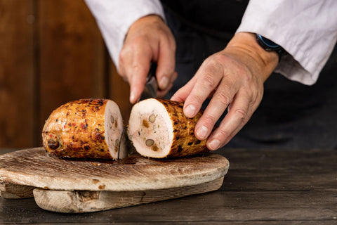 Gevulde en gegaarde kalkoenrollade met hazelnoot en abrikoos