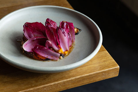 Groente gerecht van Restaurant Choux | Geroosterde pompoen, roodlof, hazelnoot