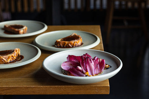 Groente gerecht van Restaurant Choux | Geroosterde pompoen, roodlof, hazelnoot