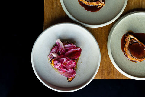 Groente gerecht van Restaurant Choux | Geroosterde pompoen, roodlof, hazelnoot