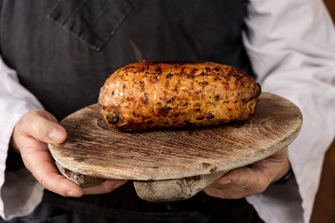 Gevulde en gegaarde kalkoenrollade met hazelnoot en abrikoos